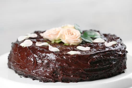 Yes, you can freeze cake to decorate later! Learn how to preserve your cake's freshness