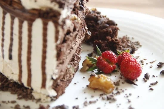 Learn trendy cake decorating techniques in Preston with our expert-led cake decorating course