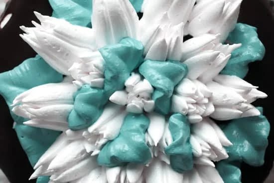 Learn cake decorating techniques in CAKE DECORATING VIDEOS for stunning confectionery masterpieces