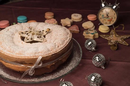 Beginner Cake Decorating 1 Step-by-step guide for beginner cake decorating with basic tools and techniques