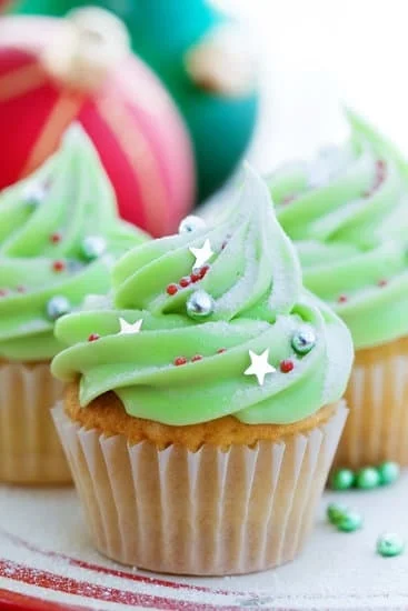 How to decorate a dummy cake: Step-by-step guide to crafting beautiful, non-edible cake designs
