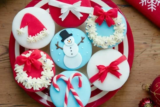 How to decorate an ice cream cake: step-by-step tutorial for beginners