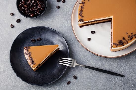 Step-by-step guide on how do you decorate a cake with different icing techniques