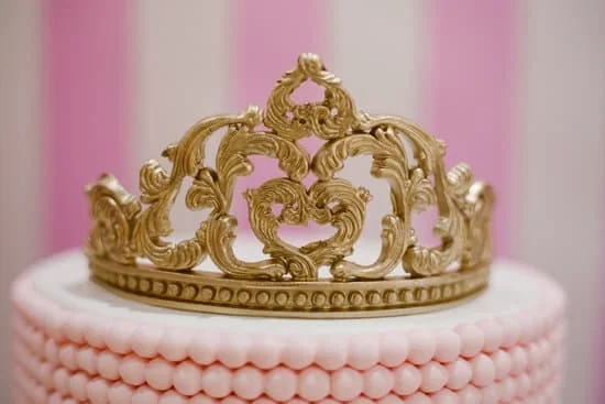Learn how to decorate with cake stands for elegant dessert displays at special events