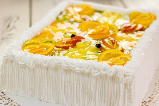 Best Frosting for Cake Decorating: Fluffy vanilla buttercream, perfect for creating beautiful designs on cakes