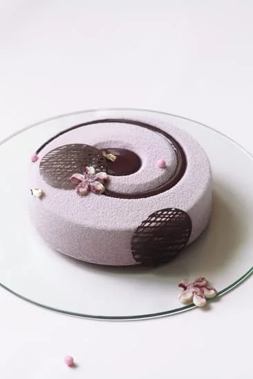 How to Decorate a Cake with Icing: Step-by-step guide for beginner bakers