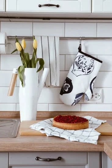 How To Decorate Cake with Fondant Icing: Step-by-step tutorial for beginners