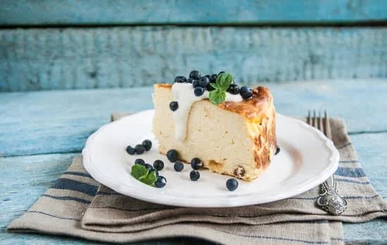 How to Decorate a Cake for Beginners: Step-by-step guide for frosting and decorating a simple cake