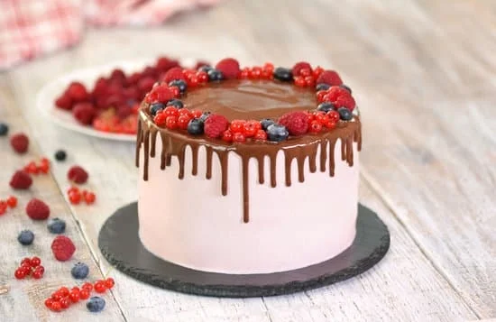 Applying fondant decorations to a buttercream cake: Expert tips and techniques for a flawless finish