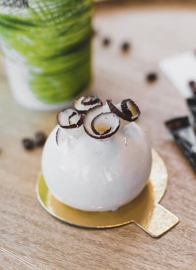 How to Decorate a Football Cake 1 How to decorate a football cake: step-by-step guide for creating a festive football-themed dessert
