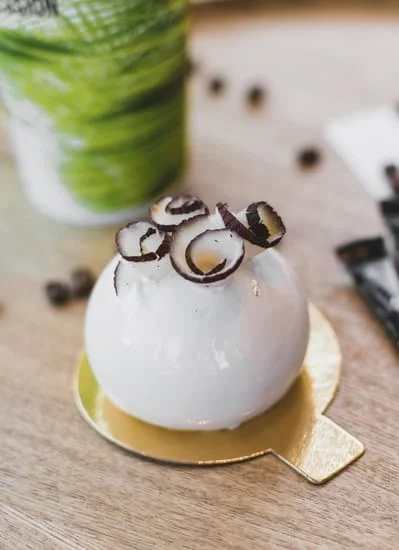 How to decorate a football cake: step-by-step guide for creating a festive football-themed dessert