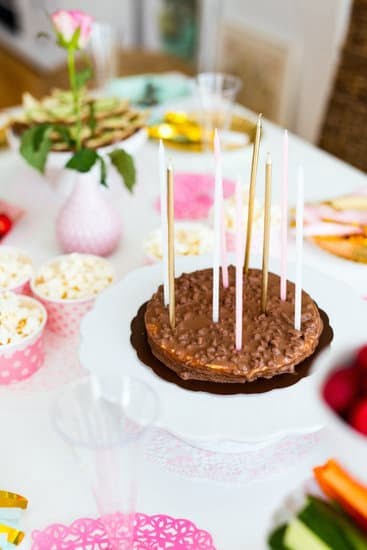 Step-by-step guide on how to decorate a cake with fondant, including tips and techniques