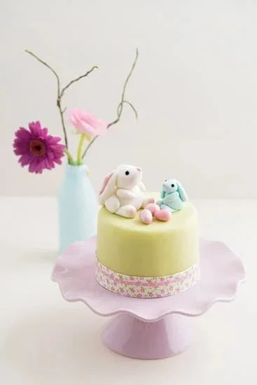 Decorate a cake with beautiful fake flowers for a stunning and elegant presentation