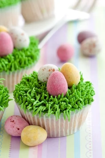 How to decorate birthday cake: step-by-step guide for beginners