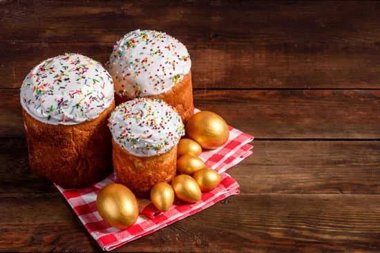 Using frozen berries to decorate a cake adds a pop of color and freshness to your dessert creation