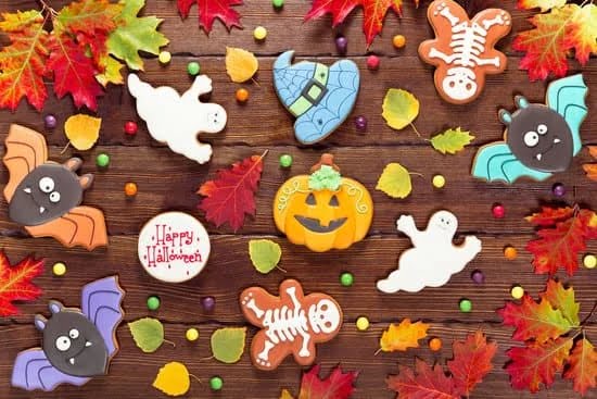 Decorating Cakes for Halloween 1 Spooky Halloween-themed cakes with decorative ghosts, pumpkins, and spiders for decorating cakes for Halloween