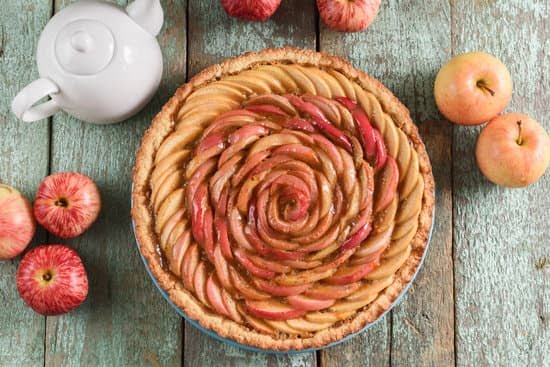 How to Decorate a Angel Food Cake 1 Step-by-step guide for how to decorate an angel food cake with berries and whipped cream