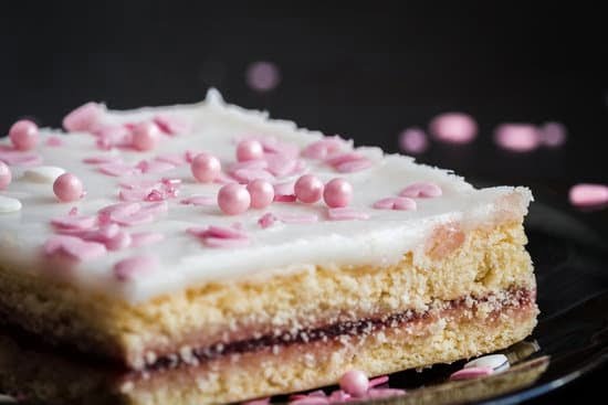 How to Decorate a Cake with Fondant: Step-by-Step Tutorial for Beginners