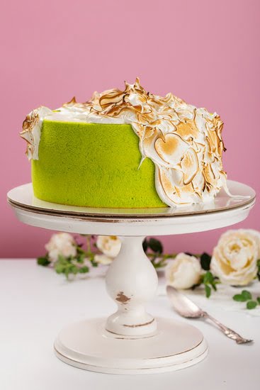 Can You Decorate a Cake With Real Flowers 1 Decorating a cake with real flowers adds a touch of natural beauty and elegance