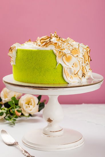 How to Decorate a Carrot Cake 1 Step-by-step guide on how to decorate a carrot cake with cream cheese frosting and carrot shavings