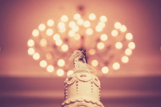 How to Decorate a Naked Cake 1 Step-by-step guide: How to Decorate a Naked Cake with fresh flowers and berries