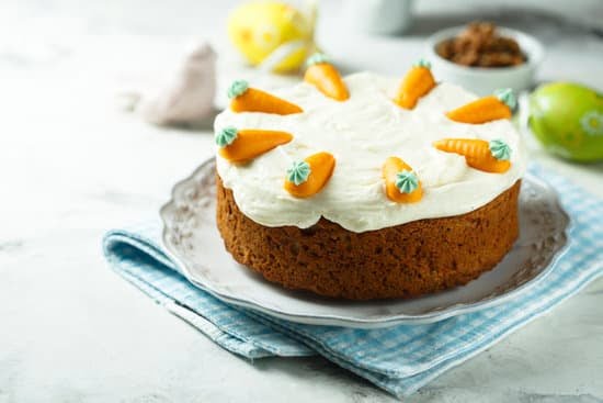 How to Decorate Red Velvet Cake 1 How to decorate red velvet cake: piping cream cheese frosting with edible rose petals