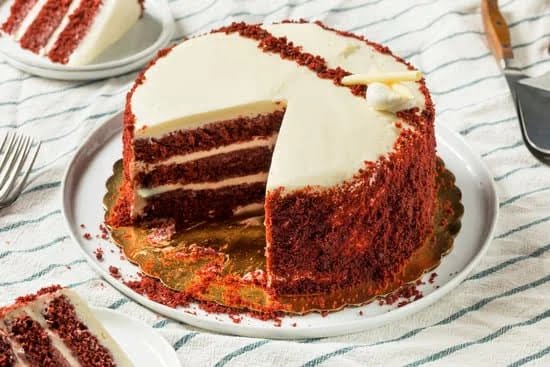 How to Decorate a Store Bought Chocolate Cake 1 How to elevate a store-bought chocolate cake with creative decorations and simple techniques