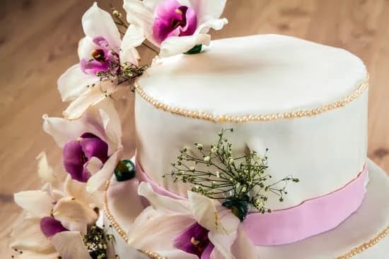 How to Decorate Cake With Flowers 1 How to decorate cake with flowers: Step-by-step guide to create stunning floral cake designs