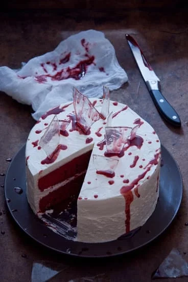 Step-by-step guide on how to decorate a cake without tools using simple kitchen items