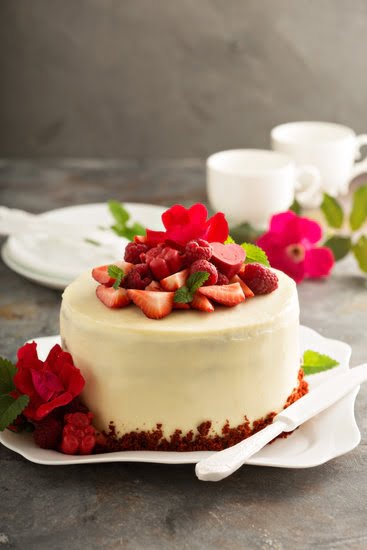 BEST FROSTING FOR DECORATING CAKES: creamy buttercream ideal for intricate designs and smooth finishes