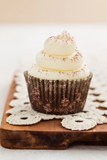 Fall-themed cake decorating ideas with rustic leaves and pumpkin accents for autumn celebrations