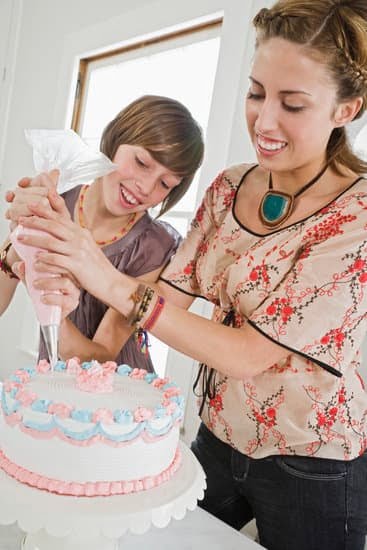 Decorating a frozen cake with fondant: Tips and tricks for a picture-perfect dessert
