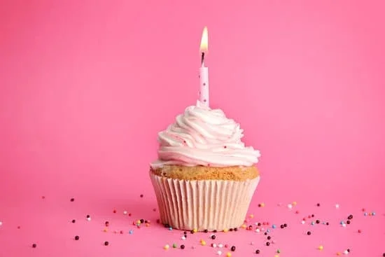 Decorate a cake in as many days in advance as desired