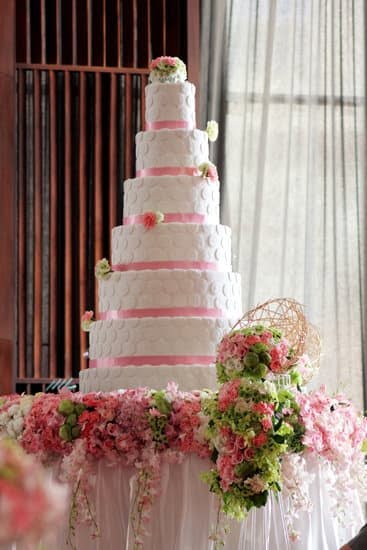 Can You Decorate a Cake With Whipped Cream 1 Decorated cake with fluffy whipped cream topping and colorful frosting swirls