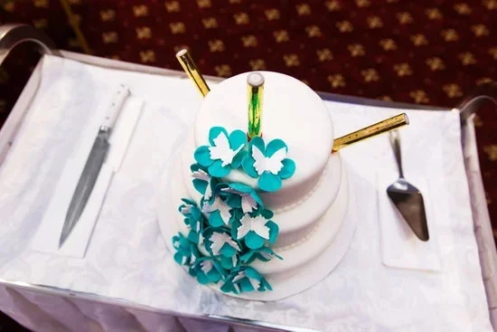 Thanksgiving themed cake decorating ideas using fall colors and seasonal designs
