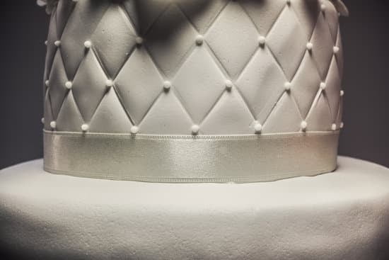 Halloween Cake Decorations 1 Spooky Halloween Cake Decorations: Pumpkins, Ghosts, and Witch Hats for a Festive Dessert