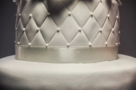 Spooky Halloween Cake Decorations: Pumpkins, Ghosts, and Witch Hats for a Festive Dessert