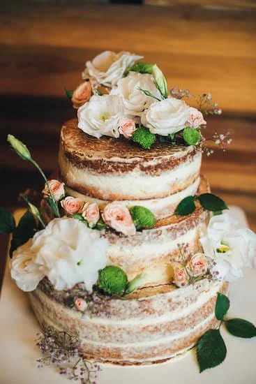 Step-by-step guide on how to decorate a vintage cake with classic floral designs and delicate icing details