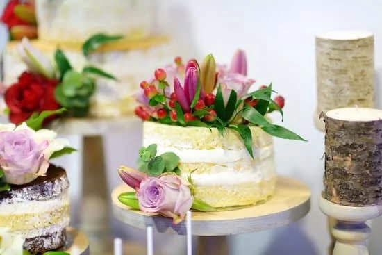 Step-by-step guide on how to decorate cakes with icing and fruit for beginners