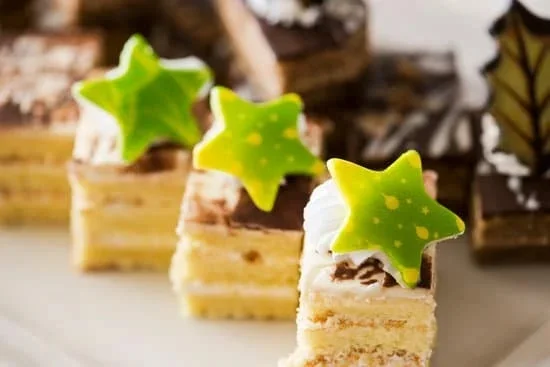 How much money do cake decorators make: Average annual salary for cake decorators and factors affecting their earnings