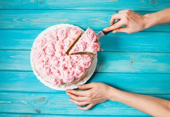 Best Cake Decorating Icing 1 Fluffy and delicious, our best cake decorating icing creates the perfect finish for any dessert