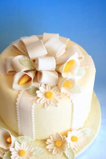 Can You Freeze a Decorated Cake 3 Decorated cake with icing and frosting, asking 'Can you freeze a decorated cake'