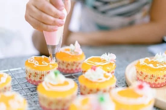 Easy Cake Decorating Ideas 1 Quick and simple cake decorating tips: Easy Cake Decorating Ideas