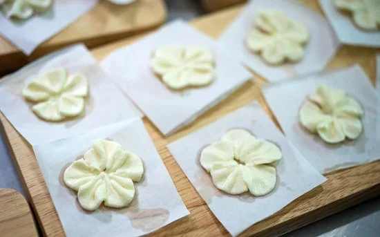 Step-by-step guide on how to make edible cake decorations at home