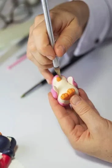 How to Decorate a Christmas Cake with Festive Designs and Colors