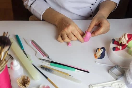 Wilton Cake Decorating Kit 1 Wilton Cake Decorating Kit: Complete set for beautiful cake designs, icing, and piping. Perfect for beginners