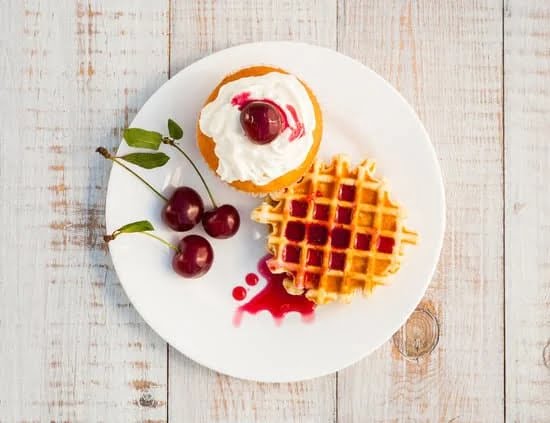 Frozen cake decorations: frosty snowflakes, icy castle, Olaf, Elsa, Anna, and fun winter themes