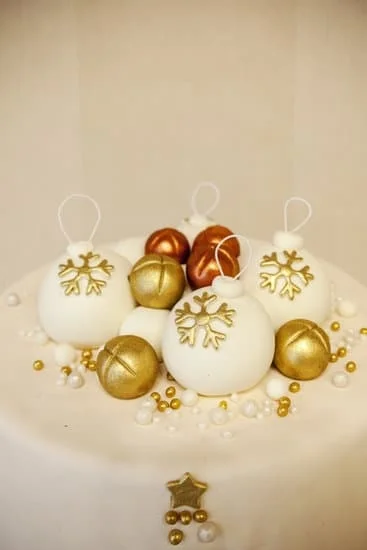 Decorating Easter cakes with pastel colors, bunny designs, and floral accents for a festive look