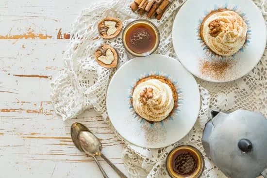 Fluffy Vanilla Buttercream: Best Frosting for Decorating Cake