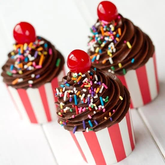 CAKE DECOR ICING: Smooth, glossy frosting for decorating cakes with precision and elegance